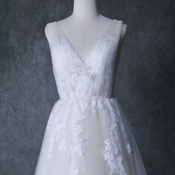 ウェディングドレス  アイボリー  ソフトチュール  繊細レース  Vネックドレス  くるみボタン  バックレス 花嫁 5枚目の画像