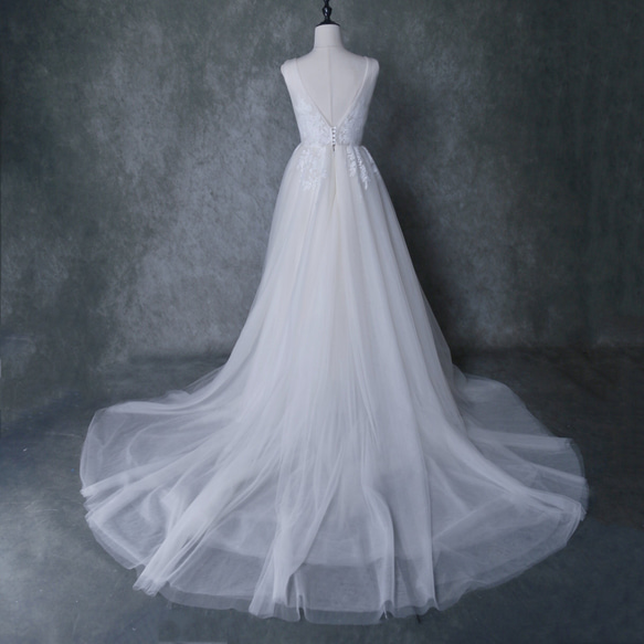 ウェディングドレス  アイボリー  ソフトチュール  繊細レース  Vネックドレス  くるみボタン  バックレス 花嫁 3枚目の画像