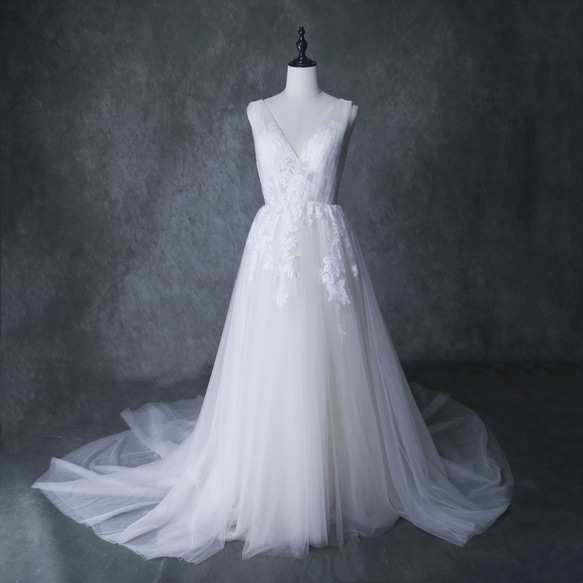 ウェディングドレス  アイボリー  ソフトチュール  繊細レース  Vネックドレス  くるみボタン  バックレス 花嫁 1枚目の画像