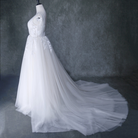 ウェディングドレス  アイボリー  ソフトチュール  繊細レース  Vネックドレス  くるみボタン  バックレス 花嫁 2枚目の画像