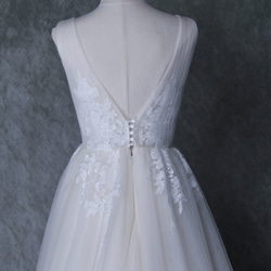 ウェディングドレス  アイボリー  ソフトチュール  繊細レース  Vネックドレス  くるみボタン  バックレス 花嫁 7枚目の画像