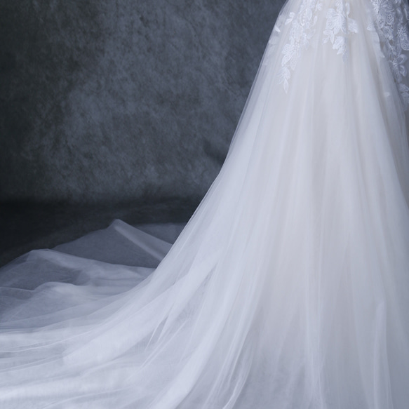 ウェディングドレス  アイボリー  ソフトチュール  繊細レース  Vネックドレス  くるみボタン  バックレス 花嫁 10枚目の画像