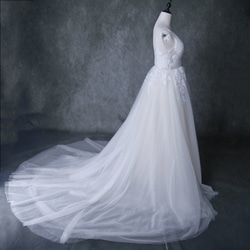 ウェディングドレス  アイボリー  ソフトチュール  繊細レース  Vネックドレス  くるみボタン  バックレス 花嫁 4枚目の画像