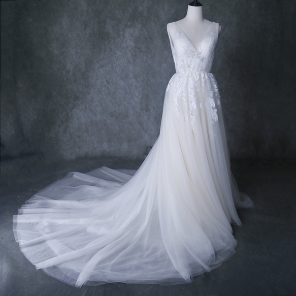 ウェディングドレス  アイボリー  ソフトチュール  繊細レース  Vネックドレス  くるみボタン  バックレス 花嫁 11枚目の画像