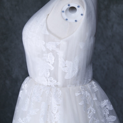 ウェディングドレス  アイボリー  ソフトチュール  繊細レース  Vネックドレス  くるみボタン  バックレス 花嫁 6枚目の画像