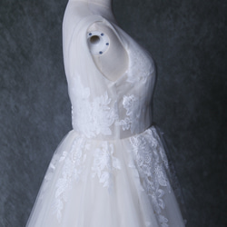 ウェディングドレス  アイボリー  ソフトチュール  繊細レース  Vネックドレス  くるみボタン  バックレス 花嫁 9枚目の画像