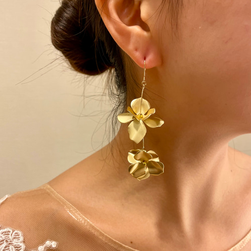 レザーフラワーのゆらゆらゴールドイヤリング 結婚式 マットゴールド 花びら フラワー ゆらゆら ウエディング 花嫁