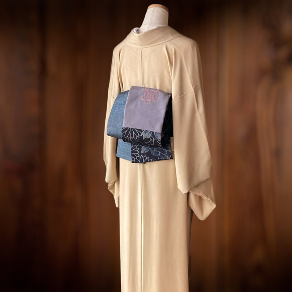 *和服布* 大島紬 這是一種半寬切馬風格成人平子帶，採用大花、春亞紡和西陣織材料製成。長450cm。 第6張的照片