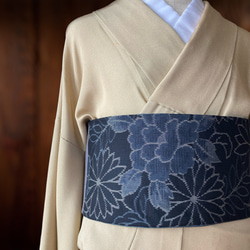 *和服布* 大島紬 這是一種半寬切馬風格成人平子帶，採用大花、春亞紡和西陣織材料製成。長450cm。 第3張的照片