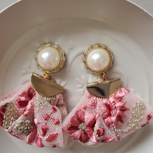 ピンクのインド刺繍リボン 華やかアクセサリー イヤリング/ピアス 