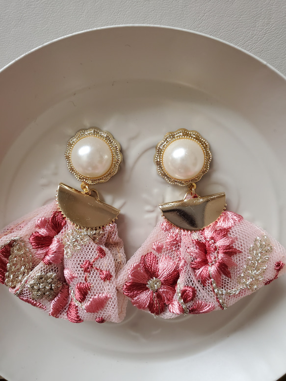 ピンクのインド刺繍リボン 華やかアクセサリー イヤリング/ピアス