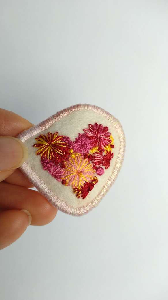 ハートの刺繍ブローチ 2枚目の画像