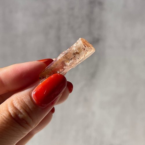 美しい蛍光鉱物【マダガスカル産 ペトロリアム in クォーツ】⑮（5.7g