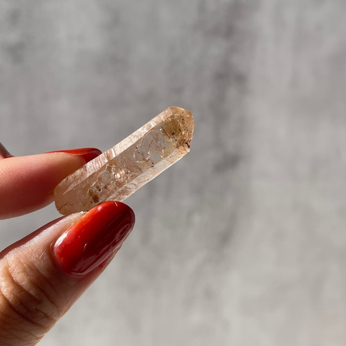 美しい蛍光鉱物【マダガスカル産 ペトロリアム in クォーツ】⑮（5.7g