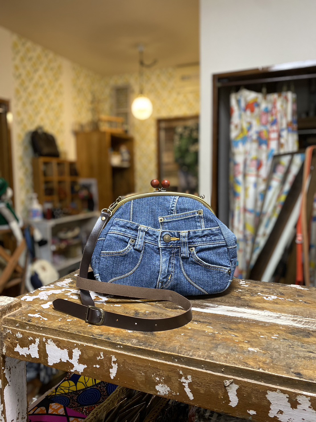 MOONデニムリメイクバッグ（L）No.766☆ショルダーバッグ がま口ショルダーバッグ デニムリメイク 黄タグ【スマホのおうち