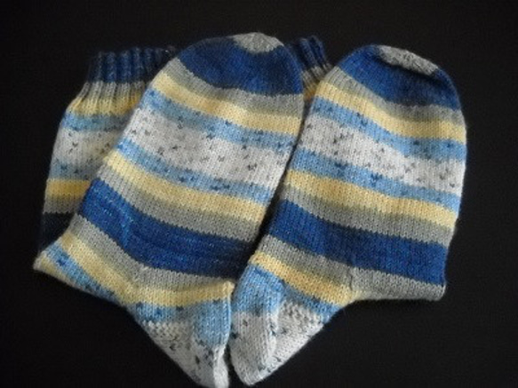 手編みの靴下　メリノウールで編んだ、爽やかな印象の大きめ靴下（女性用） 3枚目の画像
