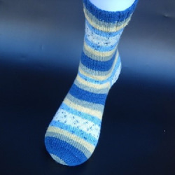 手編みの靴下　メリノウールで編んだ、爽やかな印象の大きめ靴下（女性用） 1枚目の画像