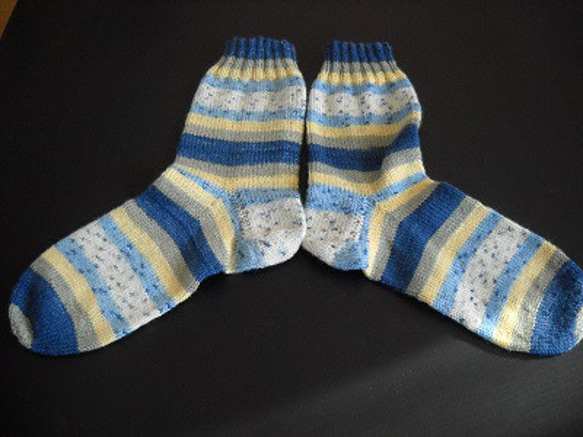 手編みの靴下　メリノウールで編んだ、爽やかな印象の大きめ靴下（女性用） 2枚目の画像