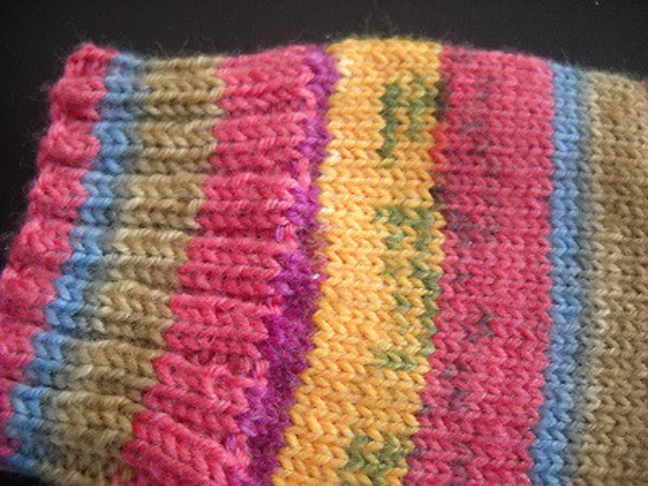 手編みの靴下　メリノウールで編んだ、華やかカラーの靴下（女性用） 6枚目の画像