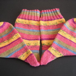 手編みの靴下　メリノウールで編んだ、華やかカラーの靴下（女性用） 3枚目の画像