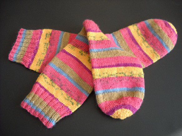 手編みの靴下　メリノウールで編んだ、華やかカラーの靴下（女性用） 7枚目の画像