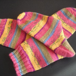 手編みの靴下　メリノウールで編んだ、華やかカラーの靴下（女性用） 11枚目の画像