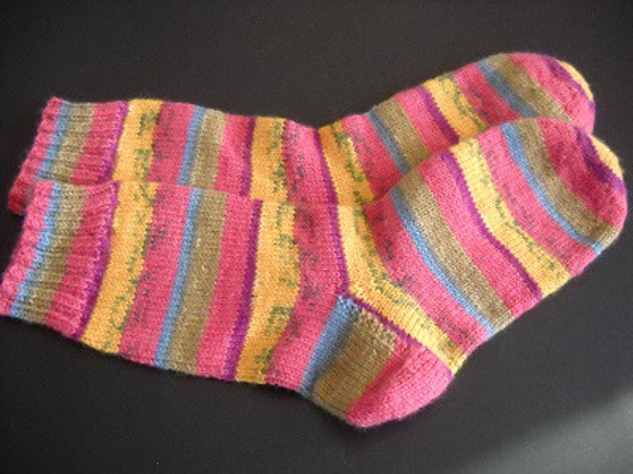 手編みの靴下　メリノウールで編んだ、華やかカラーの靴下（女性用） 8枚目の画像