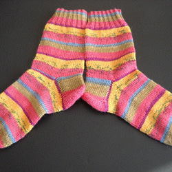 手編みの靴下　メリノウールで編んだ、華やかカラーの靴下（女性用） 2枚目の画像