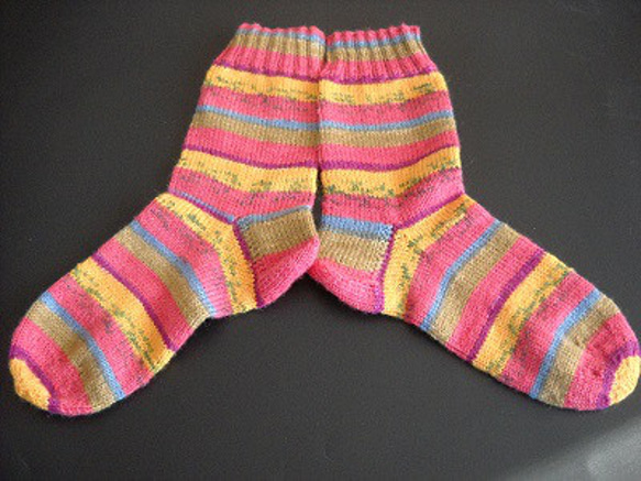 手編みの靴下　メリノウールで編んだ、華やかカラーの靴下（女性用） 2枚目の画像
