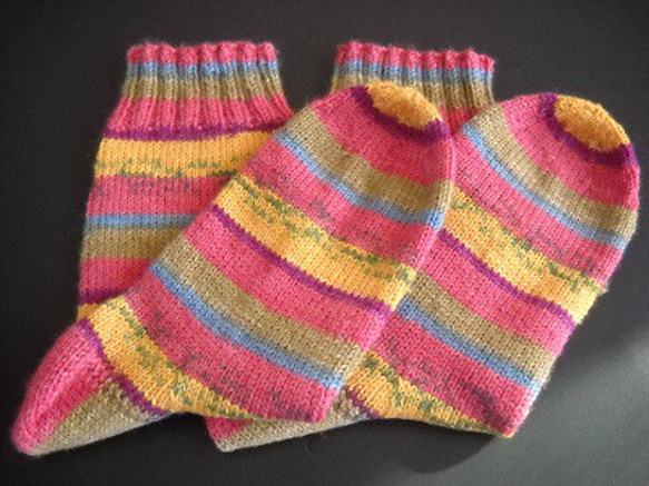 手編みの靴下　メリノウールで編んだ、華やかカラーの靴下（女性用） 10枚目の画像
