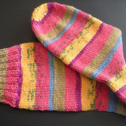手編みの靴下　メリノウールで編んだ、華やかカラーの靴下（女性用） 4枚目の画像