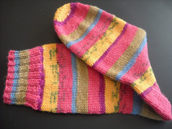 手編みの靴下　メリノウールで編んだ、華やかカラーの靴下（女性用） 4枚目の画像