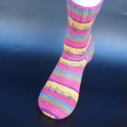 手編みの靴下　メリノウールで編んだ、華やかカラーの靴下（女性用） 1枚目の画像