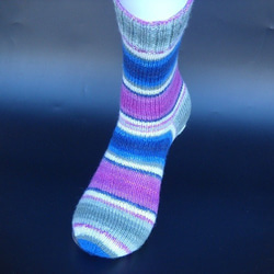 手編みの靴下　３色の幅広ボーダーの靴下①（女性用） 1枚目の画像