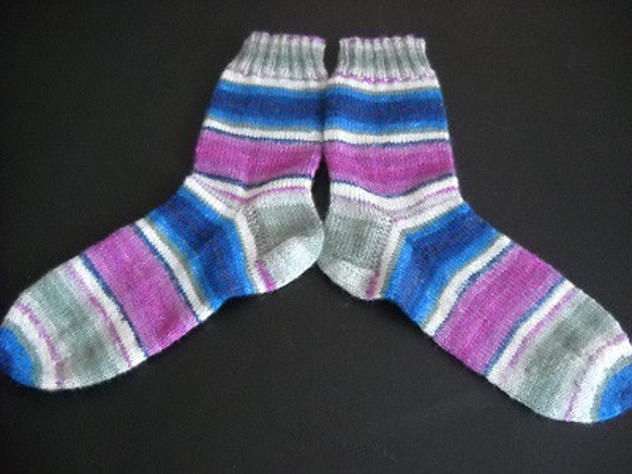 手編みの靴下　３色の幅広ボーダーの靴下①（女性用） 2枚目の画像
