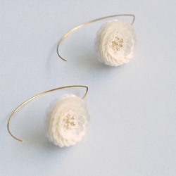 flower petal.//no.3/hook 【black or White】　ピアス 1枚目の画像