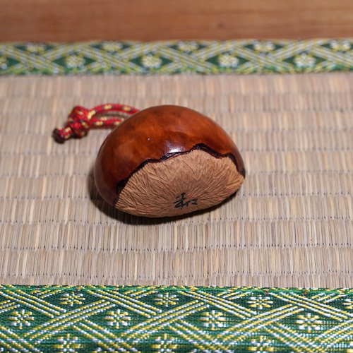 木彫刻 根付「栗」「大サイズ」 黄楊 木彫り 栗の実 彫刻 森
