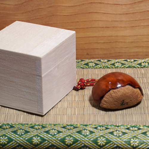 送料無料 時代物　栗根付　秀逸作 木彫刻 根付「栗」「大サイズ」 黄楊 木彫り 栗の実 彫刻 森 和輝 通販