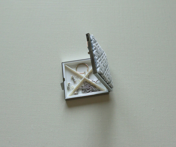 こぎん刺しのピルケース（アクセサリーケース）ミラー付き（グレー×白） 3枚目の画像