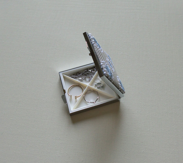 【再販】こぎん刺しのピルケース（アクセサリーケース）ミラー付き（グレー×刺繍） 2枚目の画像