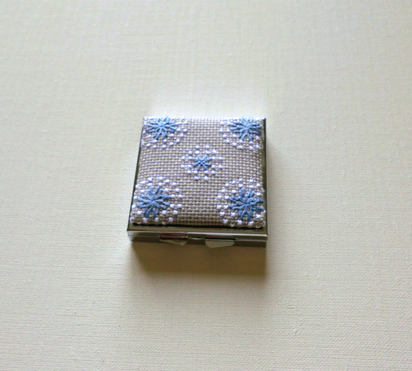 【再販】こぎん刺しのピルケース（アクセサリーケース）ミラー付き（グレー×刺繍） 1枚目の画像