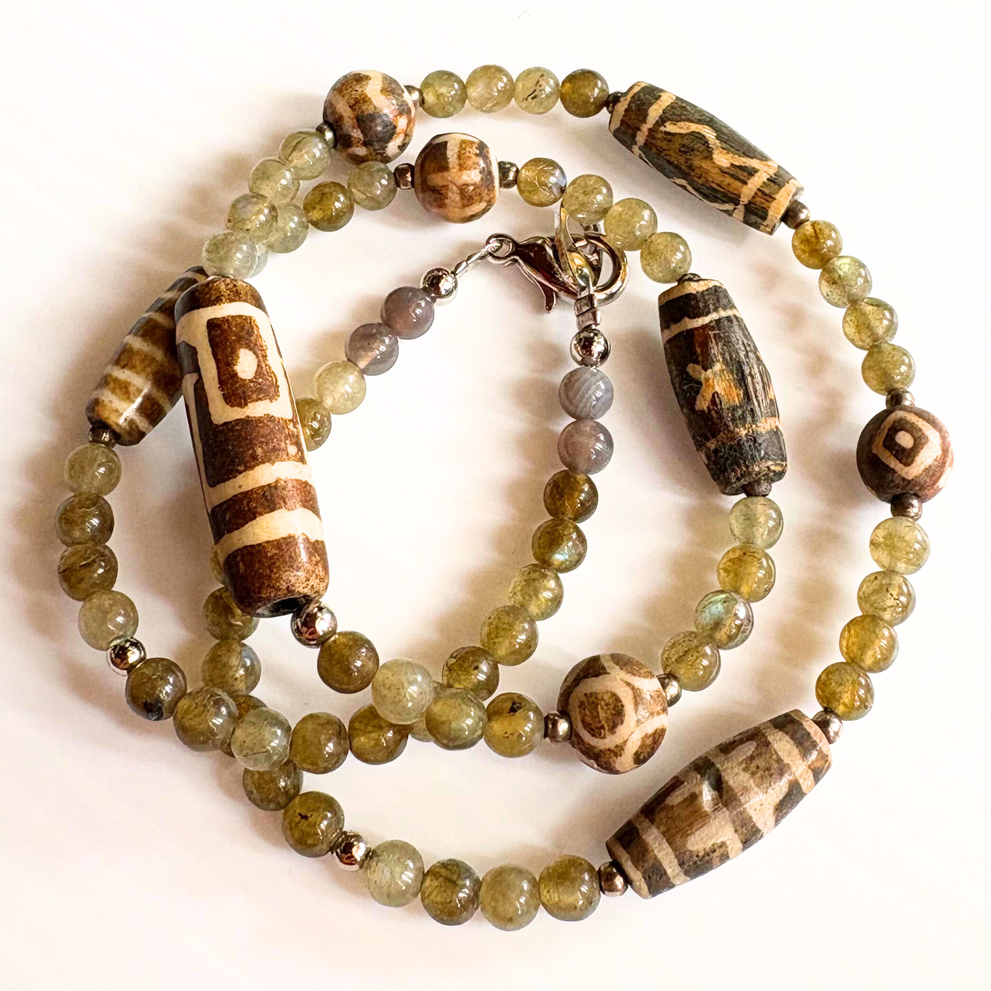 【B18】　ネパール　アンティークボーンビーズ　ラブラドライト　ネックレス　天然石　天然石ビーズアクセサリー