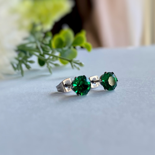 マジェスティックグリーン 6mm 貴和クリスタルの一粒ピアス アレルギー