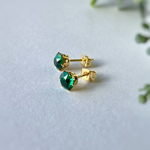 マジェスティックグリーン 6mm 貴和クリスタルの一粒ピアス アレルギー