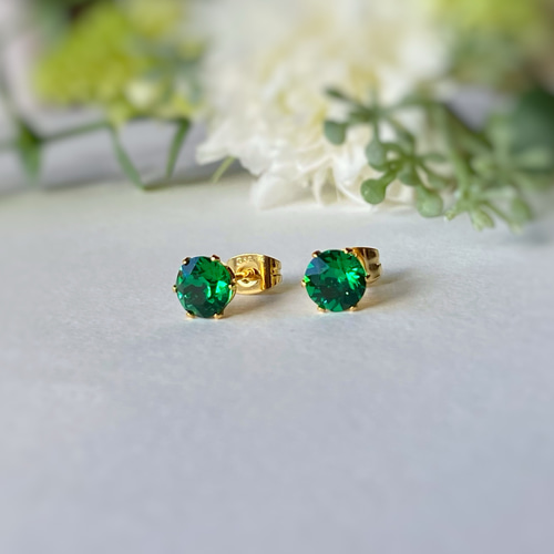 マジェスティックグリーン 6mm 貴和クリスタルの一粒ピアス アレルギー