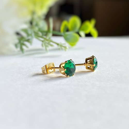 マジェスティックグリーン 6mm 貴和クリスタルの一粒ピアス アレルギー
