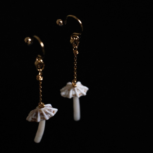 【みこし】雨氣 貝殻イヤリングとワンピース きのこ好きにはたまらない！ 小さく華奢に揺れる海のきのこ