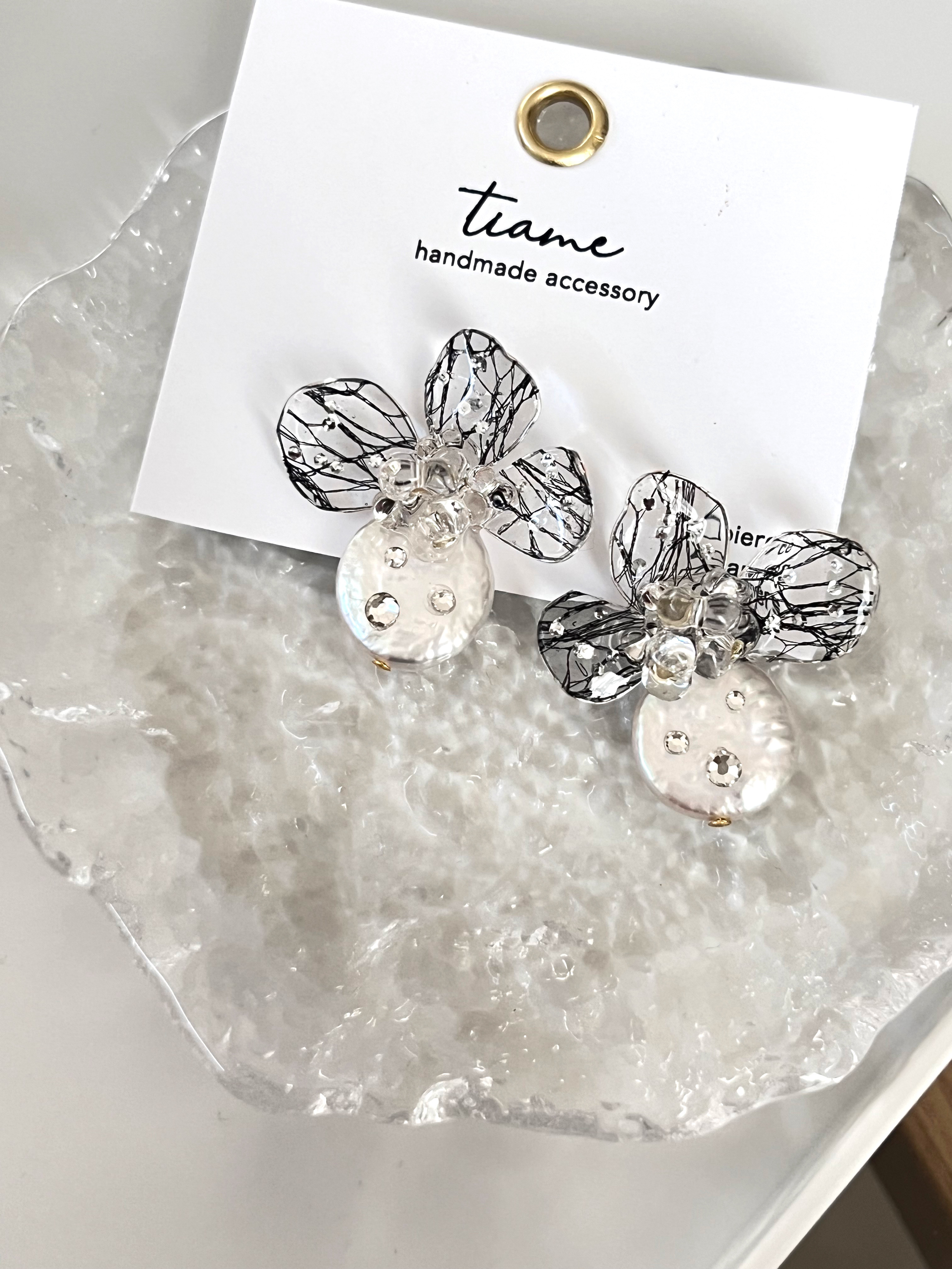 花びら タッセル 揺れる ピアス イヤリング ブライダル ウエディング Ω 