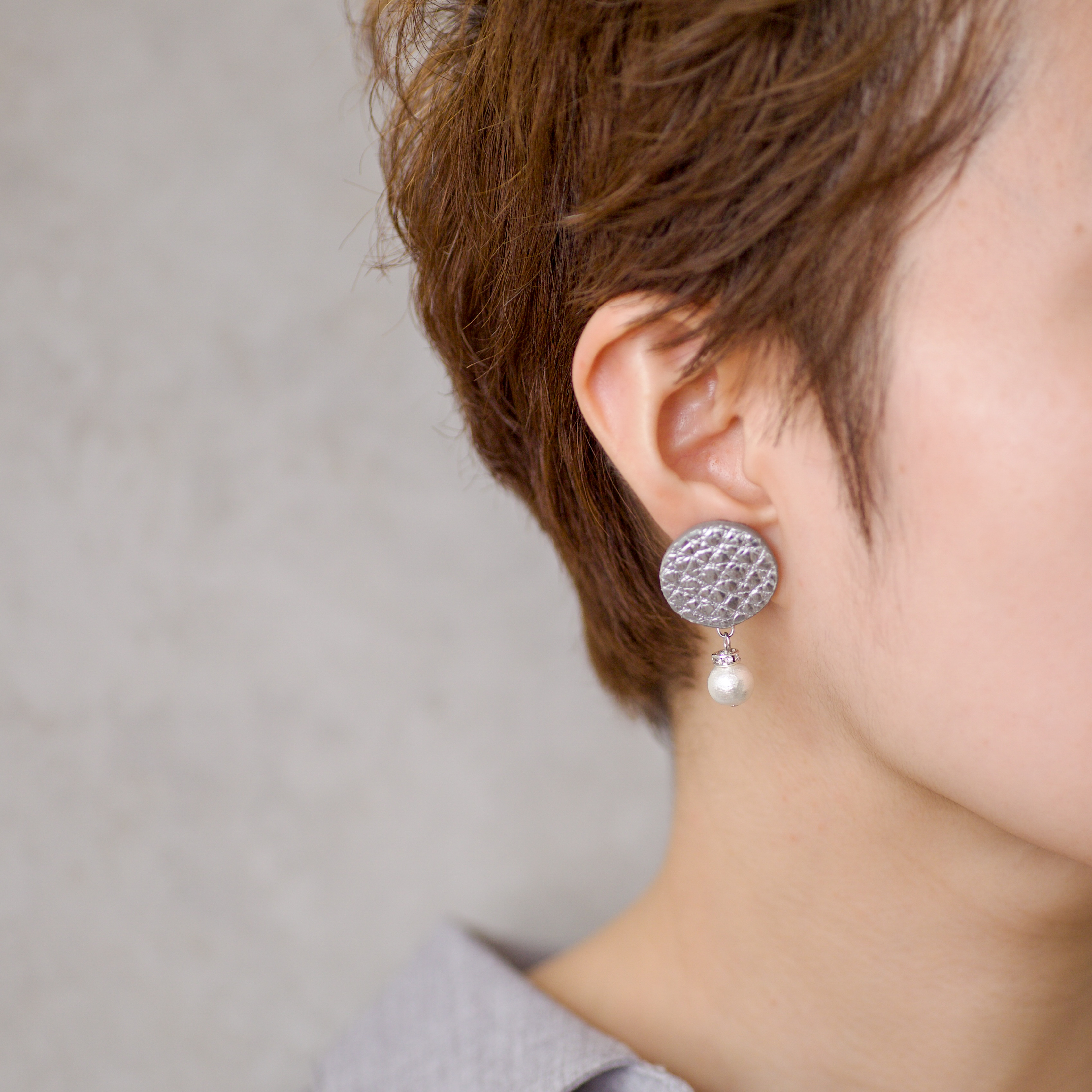 本革とコットンパールのシンプルアクセサリー イタリアンレザー シルバー   革