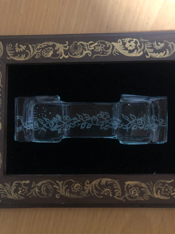 バラのカービングのガラスのカトラリースタンド 1枚目の画像
